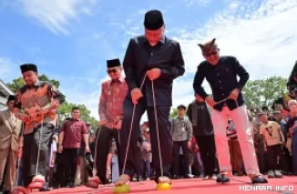 Gubernur Sumbar, Mahyeldi beserta jajaran, mencoba permainan tradisi Pacu Sayak, pada Iven Alek Anak Nagari Bukittinggi 2026 di Lapangan Kantin Wirabraja, Bukittinggi, Sabtu. (humas)