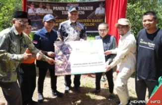 Gubernur Sumbar, Mahyeldi bersama Musfi Yendra (Pembina Dompet Dhuafa Sumbar) saat prosesi serah terima hewan kurban di Jorong Subarang, Nagari Paninggahan, Kabupaten Solok, Sabtu. (humas)