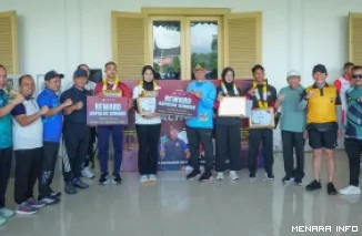 Gubernur Sumbar, Mahyeldi serahkan penghargaan secara simbolis pada atlet binaan Polda Sumbar yang berprestasi di ajang internasional, di istana gubernur, Ahad. (humas)