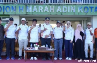 Gubernur Sumbar, Mahyeldi bersama pengusaha Solok, Fadlul Efendi serta Wako Ramadhani Kirana Putra, Wabup Chandra dan undangan lainnya, saat pembukan Turnamen Sepak Bola FE Cup 2 Regional Sumatera, Sabtu. (humas)