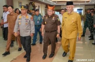 Gubernur Sumbar, Mahyeldi bersama Forkopimda, menyambut kedatangan Kajati Sumbar yang baru, Dedie Tri Hariyadi di ruang VIP Bandara Internasional Minangkabau, Senin. (humas)