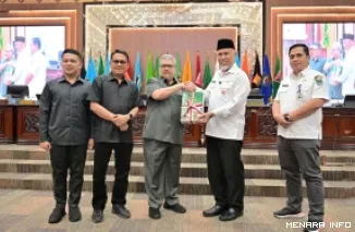 Gubernur Sumbar, Mahyeldi terima laporan laporan reses masa persidangan kedua tahun 2026 dari Ketua DPRD Sumbar, Muhidi, usai rapat paripurna, Rabu. Rapat ini juga mengelar penutupan masa persidangan kedua dan pembukaan masa sidang ketiga tahun 2025/2026.