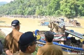 Gubernur Sumatera Barat, Mahyeldi dan jajaran temui masyarakat dan meninjau aktivitas penambangan emas tanpa izin (PETI) di kawasan Batu Gando, Nagari Muaro, Kabupaten Sijunjung, Selasa. (humas)