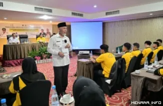 Gubernur Sumbar, Mahyeldi berikan arahan pada kegiatan Peningkatan Kreativitas Pemuda Sub Sektor Video bertajuk "Transformasi Kreativitas Pemuda Melalui Konten Video Digital sebagai Penggerak Inovasi dan Daya Saing Daerah" di Bukittinggi, Rabu. (humas)