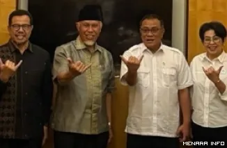 Gubernur Sumbar, Mahyeldi didampingi Zefnihan (Kepala Bappeda) foto bersama dengan Menteri LH, Jumhur Hidayat di Jakarta, Selasa. (humas)
