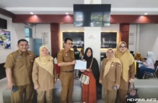 Kepala Dinas Kependudukan dan Catatan Sipil Kota Padang Ances Kurniawan Menyerahkan Dokumen Adminduk Berupa Kartu Keluarga Kepada Salah Seorang Warga di Kecamatan Lubeg, Selasa (19/5/2026)