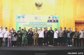 Ketua Bidang OKK BPD HIPMI Sumbar Neiko Rasaki foto bersama usai melantik Rizki Aulia beserta jajaran pengurus BPC HIPMI Pasbar periode 2026-2029 di di aula kantor bupati Pasbar, Senin. (humas)