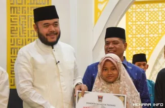 Wali Kota Padang Fadly Amran Menyerahkan Penghargaan Smart Surau, Rabu (27/5/2026)