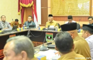 Gubernur Sumbar, Mahyeldi beserta jajaran, ikuti rapat rapat bersama Komite Nasional Ekonomi dan Keuangan Syariah (KNEKS) di Istana Gubernur, Selasa. (humas)