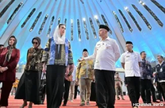 Gubernur Sumbar, Mahyeldi dampingi Menteri Pariwisata Republik Indonesia, Widiyanti Putri Wardhana dan rombongan, meninjau Masjid Raya Syekh Ahmad Khatib Al-Minangkabawi, di Padang, Rabu. (humas)