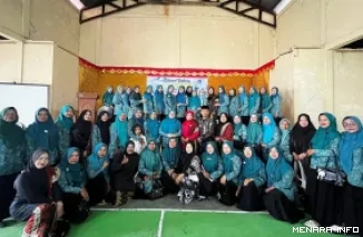 Staf Ahli TP PKK Kabupaten Pasbar Ny. Gusmalini M. Ihpan foto bersama dengan jajaran pengurus, usai pertemuan bulanan PKK se-Pasbar di Gedung Serbaguna Kantor Camat Luhak Nan Duo, Kamis. (humas)