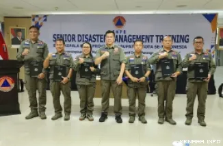 Kalaksa BPBD Sumatera Barat, Erasukma Munaf (kanan) foto bersama dengan peserta terbaik Diklat SDMT) gelombang III tahun 2026 bersama Kepala Pusdiklat BNPB, di Jawa Barat, Sabtu. (humas)
