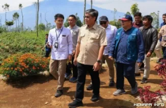 Menteri Ketenagakerjaan, Yassierli meninjau lokasi agroforestry terintegasi usai dialog interaktif bersama petani Papandayan di Garut, Jawa Barat, Sabtu. (humas)