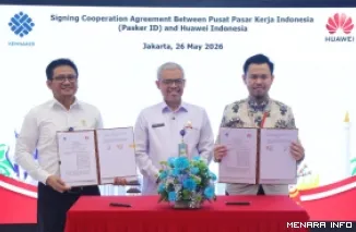 Sekretaris Jenderal Kemnaker, Cris Kuntadi foto bersama Kepala Pusat Pasar Kerja Kemnaker, R. Nurhidajat bersama Direktur SDM Huawei Indonesia Andhi Mufti usai penandatanganan MoU di Jakarta, Selasa. (humas)
