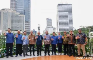 Wakil Menteri Ketenagakerjaan, Afriansyah Noor bersama Direktur Utama PT Transportasi Jakarta, Welfizon Yuza dan jajaran, usai penandatangan nota kesepahaman tentang membuka akses kerja dan meningkatkan kompetensi tenaga kerja di sektor transportasi, Kami