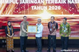 Sekretaris Jenderal Kemnaker, Cris Kuntadi terima penghargaan Pengawasan Kearsipan Tahun 2026 Klaster II yang digelar Arsip Nasional Republik Indonesia (ANRI) di Jakarta, Rabu (20/5/2026). (humas)