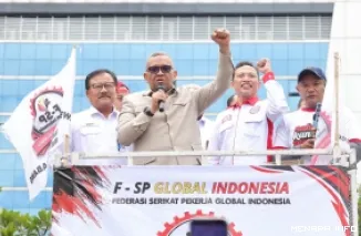 Wakil Menteri Ketenagakerjaan, Afriansyah Noor, saat menerima aksi damai Federasi Serikat Pekerja Global Indonesia (F-SPGI) di depan kantor Kemnaker, Jakarta, Senin. (humas)