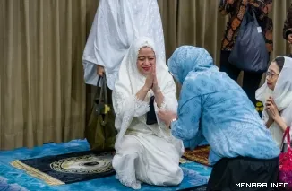 Ketua DPR RI, Puan Maharani bersilaturahmi dengan pegawai dan masyarakat usai melaksanakan Salat Idul Adha di Masjid Baiturrahman yang berada di Kompleks Parlemen, Senayan, Jakarta, Rabu pagi. (humas)