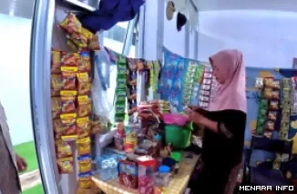 Seorang penyintas bencana warga Desa Sekumur, Kelurahan Sekerak, Aceh Tamiang, Aceh, Siti Asyiah, menata kehidupan ditengah Huntara yang ditempatinya. (humas)