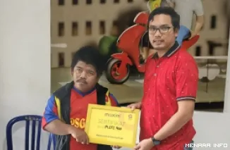 Head of Subdivision Maxim Padang, Rachmat Ari Yarman serahkan santunan penggantian biaya pengobatan pada mitra pengemudi yang alami tabrakan di Jl Damar Padang. (humas)