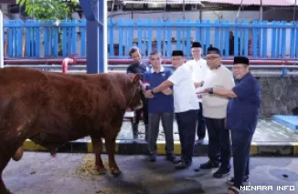 Menteri Ketenagakerjaan, Yassierli serahkan hewan kurban untuk disembeli juru sembelih halal (Juleha) di Kantor Kemnaker, Jakarta, Kamis. (humas)