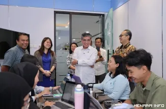 Menteri Ketenagakerjaan, Yassierli dialog tentang pengalaman di dunia kerja dengan peserta pemagangan nasional di PT Yupi Indo Jelly Gum Tbk, Gunung Puteri, Jawa Barat, Rabu. (humas)