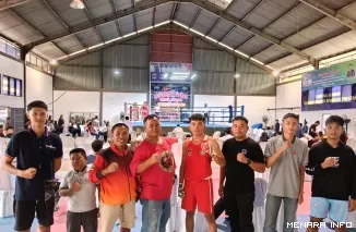 Rahmad (merah-merah) Bersama Official dan Pelatih Luki Boxing Camp (*)
