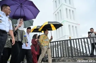 Gubernur Sumatera Barat, Mahyeldi bersama Menteri Pariwisata Widiyanti Putri Wardhana, Wali Kota Ramlan Nurmatias dan jajaran, susuri pedestrian Jam Gadang, dalam agenda kunjungan kerja, Rabu. (humas)