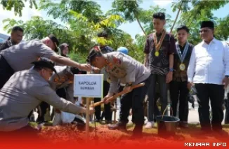 Kapolda Sumbar Irjen Pol Gatot Tri Suryanta Melakukan Penanaman Pohon Dalam Rangka Hari Pendidikan Nasional (Hardiknas) 2026 di Kampus III UIN Imam Bonjol Padang, Sungai Bangek, Selasa (5/5/2026).
