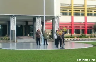 Plh Sekdaprov Sumbar, Ahmad Zakri berikan arahan soal teknis mendengarkan lagu Indonesia Raya setiap pukul 1000 WIB, saat memimpin apel rutin ASN di halaman Kantor Gubernur Sumbar, Kamis. (humas)