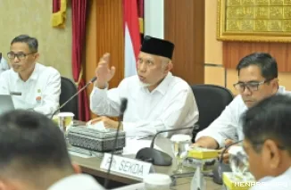 Gubernur Sumbar Mahyeldi, jelaskan tolak ukur keberhasilan program Nagari Creative Hub pada rapat koordinasi percepatan program unggulan bersama Bupati/Walikota se-Sumbar dan kepala OPD di lingkungan Pemprov Sumbar di Istana Gubernuran, Rabu. (humas)