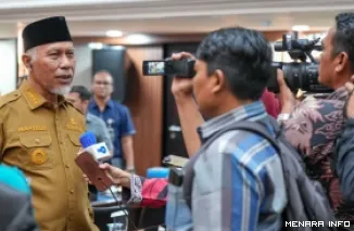 Gubernur Sumbar, Mahyeldi ditanya wartawan usai rapat paripurna DPRD Sumbar dengan agenda pengesahan Ranperda tentang Penyertaan Modal Daerah Pada Perusahaan Perseroan Daerah Penjaminan Kredit Daerah dalam rapat paripurna, Selasa. (humas)