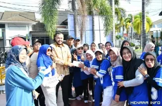 Wali Kota Padang Fadly Amran Mengunjungi Warga Perumahan Puri Berlindo Sumbar Mas, RT 04 RW 15, Kelurahan Kubu Dalam Parak Karakah, Kecamatan Padang Timur, Minggu (3/5/2026)