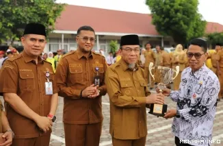 Wakil wali Kota Padang Maigus Nasir Didampingi Kepala Dinas Pendidikan Yopi Krislova Menyerahkan Piala Kepada Pemenang Lomba O2SN, Senin (25/5/2026)