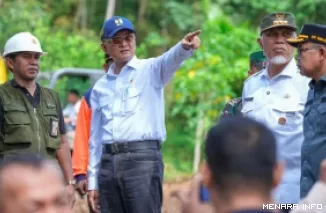 Menteri PU, Dody Hanggodo bersama Mahyeldi (gubernur Sumbar), Anton Yondra (ketua DPRD Tanah Datar) serta jajaran, meninjau pengerjaan normalisasi Batang Tompo Sitangkai di Jorong Taruko di Nagari Tanjung Alam, Kabupaten Tanah Datar, Kamis. (humas)