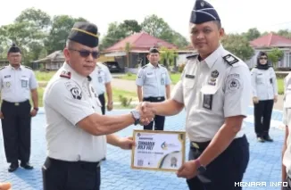 Kepala Lapas Narkotika Kelas IIA Tanjung Pinang Fauzi Harahap Menyerahkan Penghargaan Kepada Salah Seorang Pegawai Berprestasi, Senin (18/5/2026)