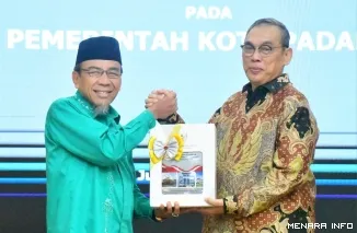 Wakil Wali Kota Padang Maigus Nasir Menerima LHP dari Kepala BPK Perwakilan Sumbar Sudarminto Eko Putra, Jumat (29/5/2026)