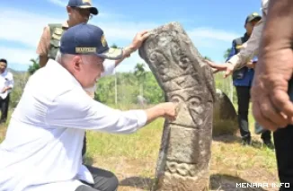 Gubernur Sumatera Barat, Mahyeldi dengarkan penjelasan tentang menhir di Situs Menhir Bawah Parit di Jorong Kototinggi, Nagari Maek, Kecamatan Bukit Barisan, Kabupaten Limapuluh Kota, Kamis. (humas)