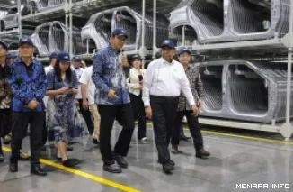 Wakil Menteri Ketenagakerjaan, Afriansyah Noor meninjau pabrik kendaraan listrik pada acara Hyundai EV Ecosystem Tour di Cikarang, Bekasi, Selasa. (humas)