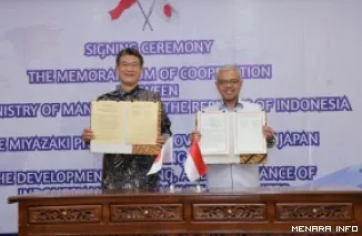 Sekretaris Jenderal Kemnaker, Cris Kuntadi bersama Gubernur Prefektur Miyazaki, Shunji Kono perlihatkan nota kerja sama tentang ketenagakerjaan, di Ruang Serbaguna Kemnaker, Jakarta, Selasa. (humas)