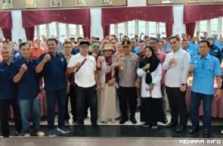 Asisten Pemerintahan dan Kesejahteraan Rakyat Setdaprov Sumbar, Ahmad Zakri foto bersama dengan pengurus sejumlah serikat buruh, pada peringatan May Day 2026 di  Auditorium Gubernur Sumbar, Sabtu. (humas)