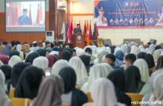 Gubernur Sumbar, Mahyeldi paparkan visi peningkatan SDM di Sumatera Barat saat membuka Seminar ICOF 2026 yang digelar di Universitas Fort De Kock Bukittinggi, Jumat. (humas)