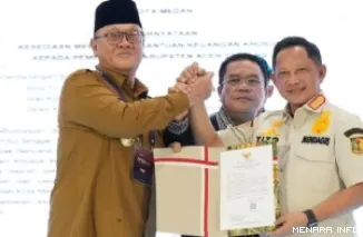 Ketua Satgas PRR Pascabencana Sumatera, Muhammad Tito Karnavian secara simbolis serahkan DTH bagi penyintas bencana hidrometeorologi Sumatera, Senin. (humas)