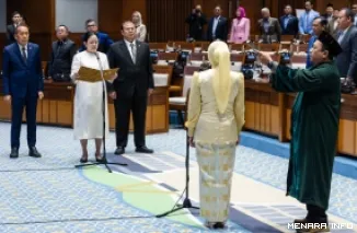 Ketua DPR RI, Puan Maharani melantik Adela Kanasya Adies sebagai anggota PAW DPR RI menggantikan Adies Kadir yang telah menjabat sebagai hakim Mahkamah Konstitusi MK. (humas)