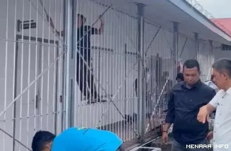 Kepala Rumah Tahanan Kelas IIB Padang Panjang Novri Abbas (Kemeja Putih) Memonitor Pelaksanaan Program Sabtu Bersih, Sabtu (23/5/2026)