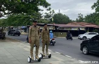 Petugas Satpol PP Padanb Sedang Melakukan Patroli Menggunakan Segway(*)