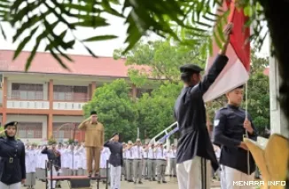 Sekretaris Daerah Provinsi (Sekdaprov) Sumbar, Arry Yuswandi jadi pembina upacara di SMA Landbouw Bukittinggi, Senin. (humas)