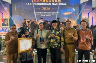 Gubernur Sumbar, Mahyeldi foto bersama usai raih 2 penghargaan pada ajang Malam Tasyakuran Hardiknas 2026 yang digelar Kementerian Pendidikan Dasar dan Menengah (Kemendikdasmen) di Jakarta, Senin. (humas)
