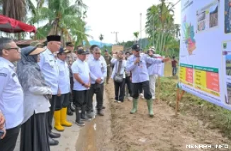 Gubernur Sumbar, Mahyeldi dengarkan paparan hasil pengerjaan rehabilitasi sawah rusak ringan dan sedang akibat bencana hidrometeorologi. di Korong Tanah Taban, Nagari Pasie Laweh Lubuk Alung, Kabupaten Padang Pariaman, Rabu. (humas)