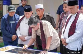 Menaker Yassierli didampingi Mahyeldi (gubernur Sumbar), Maigus Nasir (Wawako Padang) dan jajaran, resmikan penggunaan sumur bor dan tempat wudhu baru untuk Masjid Raya Balai Gadang, Kecamatan Koto Tangah, Kamis. (humas)
